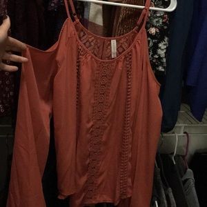 Shoulderless silky top